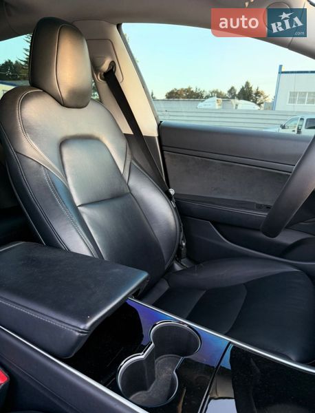 Седан Tesla Model 3 2020 в Ровно