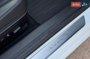 Седан Tesla Model 3 2020 в Ровно
