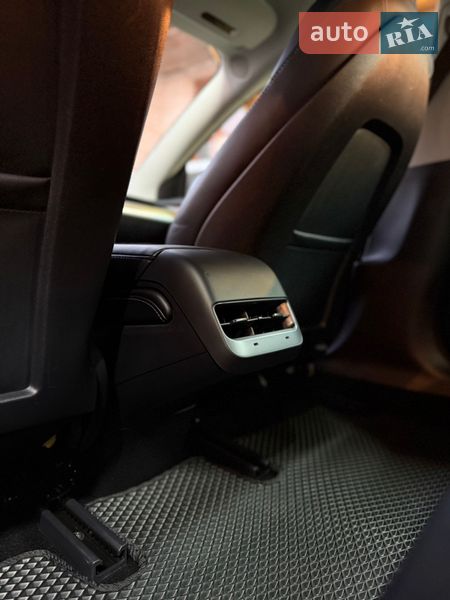 Седан Tesla Model 3 2022 в Львове