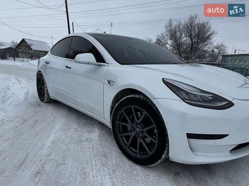 Седан Tesla Model 3 2020 в Попельне