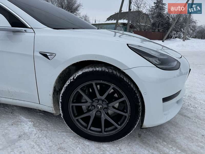 Седан Tesla Model 3 2020 в Попельне