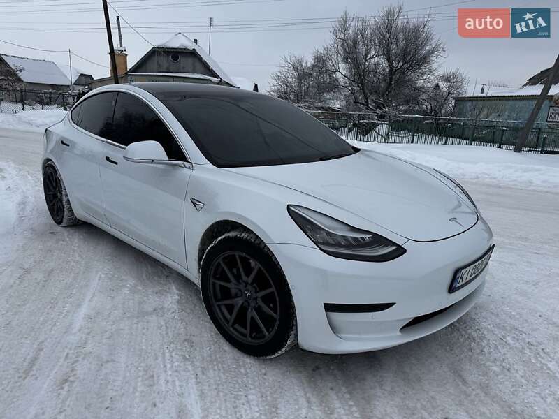 Седан Tesla Model 3 2020 в Попельне