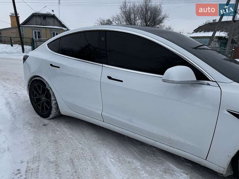 Седан Tesla Model 3 2020 в Попельне