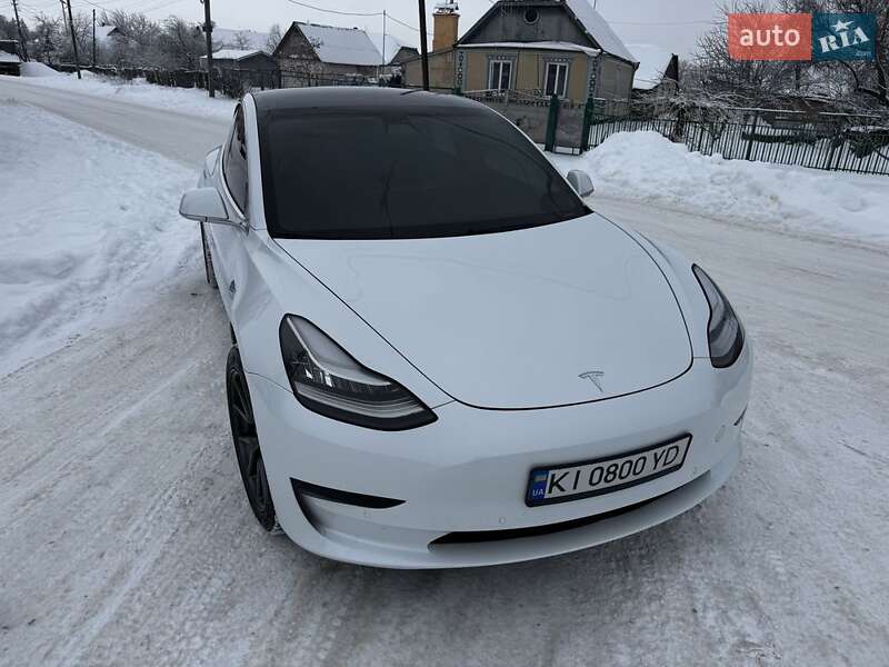 Седан Tesla Model 3 2020 в Попельне
