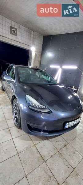 Седан Tesla Model 3 2018 в Львове