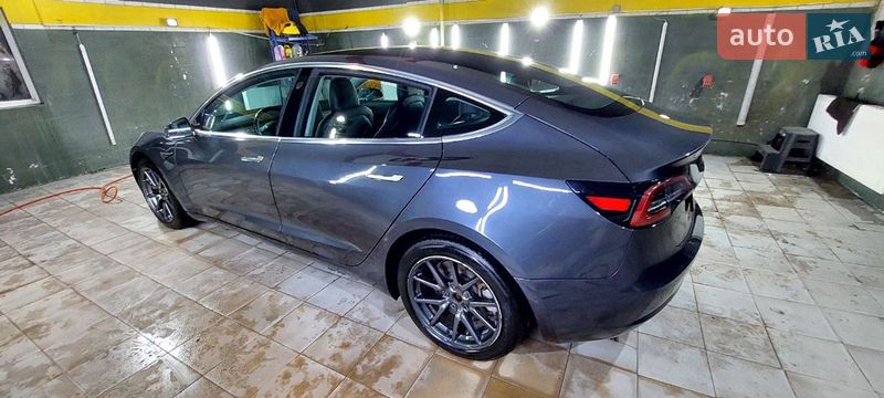 Седан Tesla Model 3 2018 в Львове
