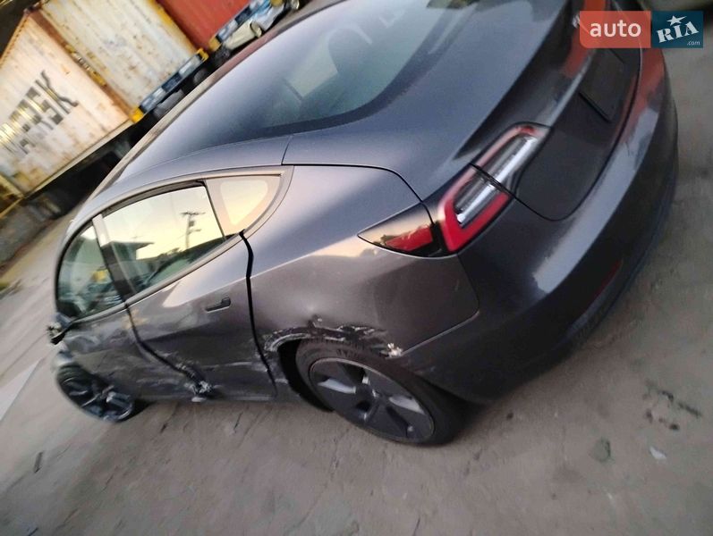 Седан Tesla Model 3 2023 в Львове