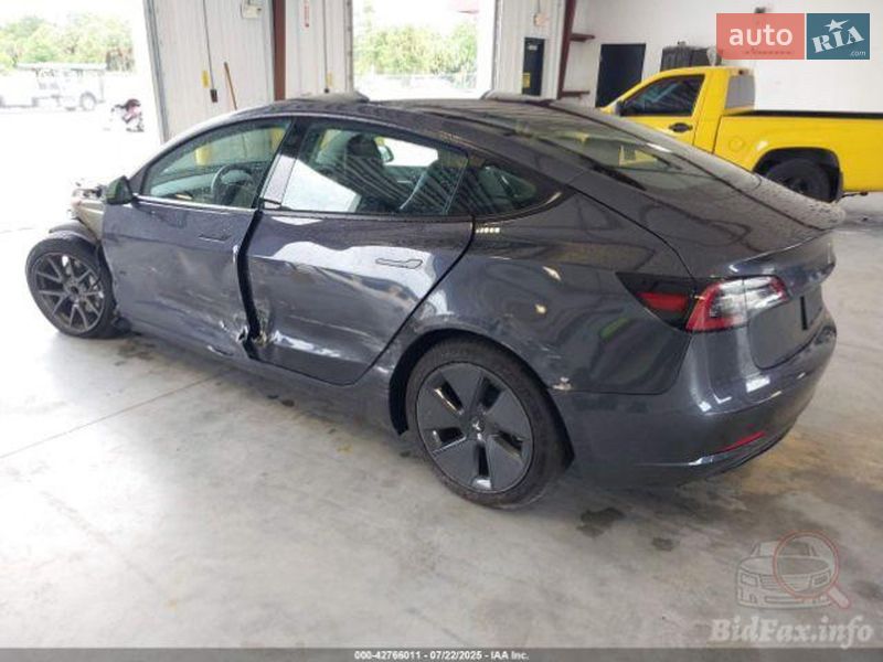 Седан Tesla Model 3 2023 в Львове