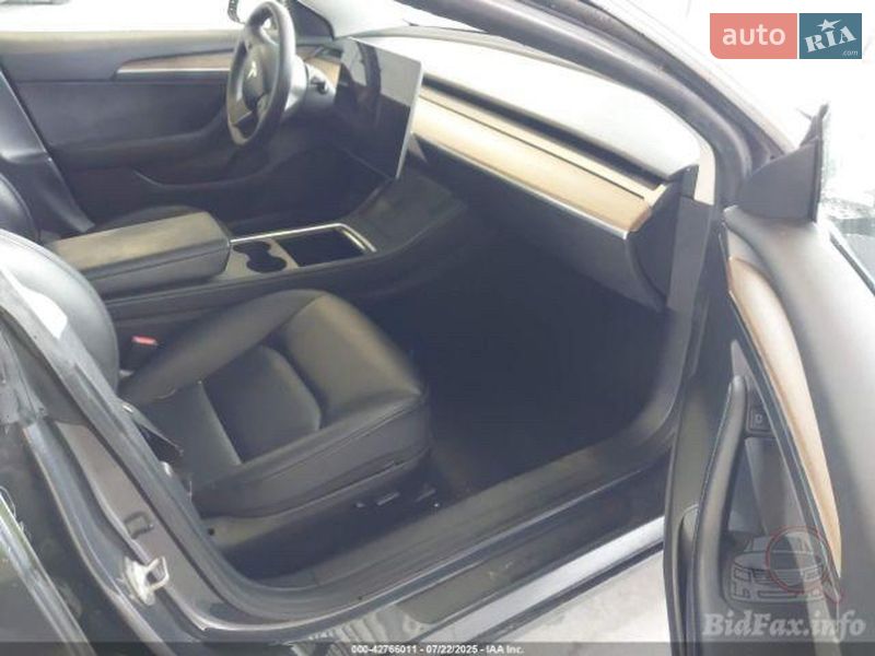 Седан Tesla Model 3 2023 в Львове