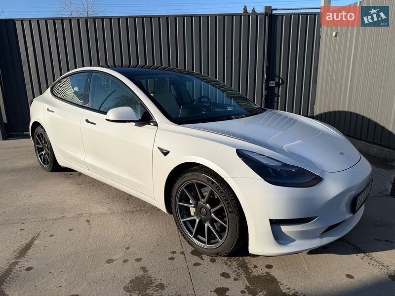 Седан Tesla Model 3 2021 в Киеве