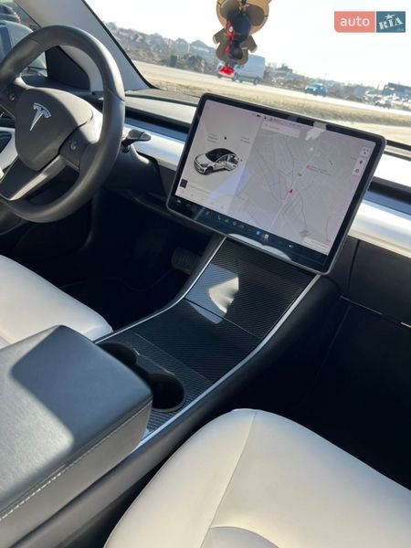 Седан Tesla Model 3 2020 в Львові