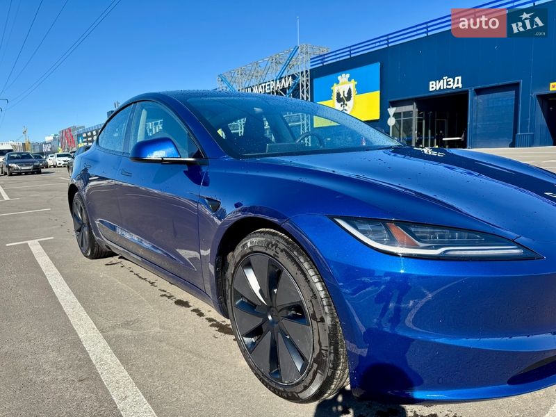 Седан Tesla Model 3 2024 в Чернігові