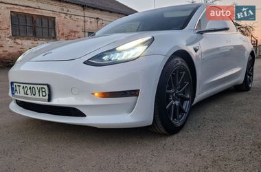 Седан Tesla Model 3 2020 в Долині