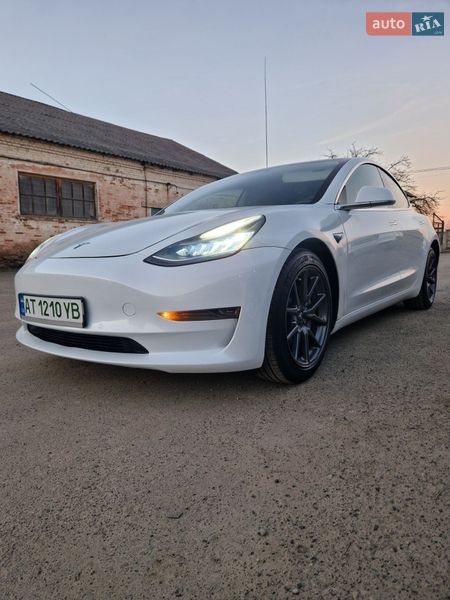 Седан Tesla Model 3 2020 в Долине