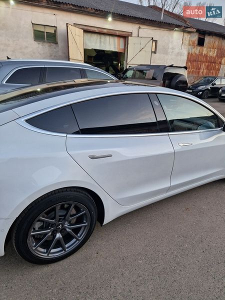 Седан Tesla Model 3 2020 в Долине