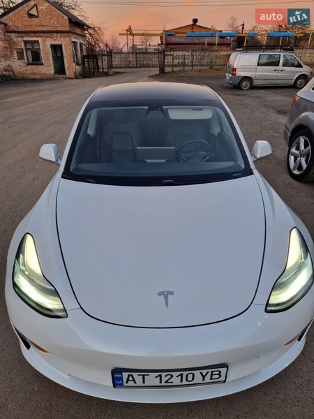 Седан Tesla Model 3 2020 в Долине