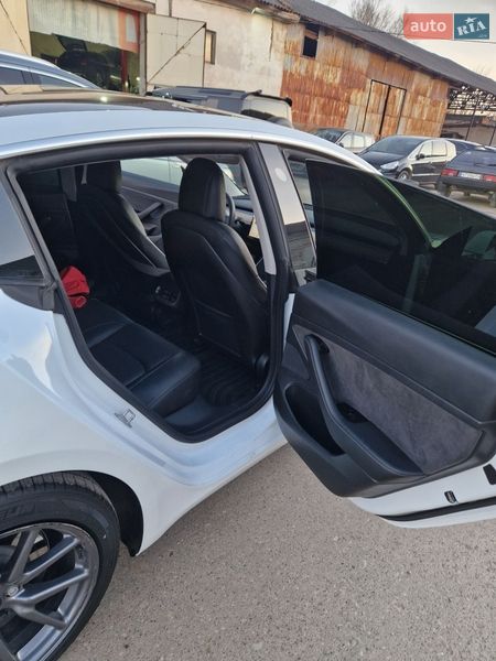 Седан Tesla Model 3 2020 в Долине