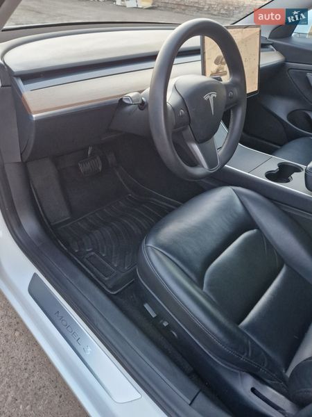 Седан Tesla Model 3 2020 в Долине