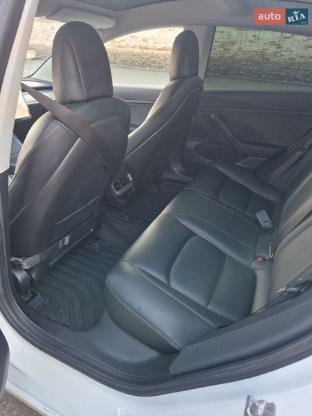 Седан Tesla Model 3 2020 в Долине