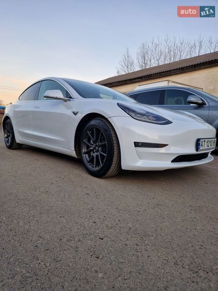 Седан Tesla Model 3 2020 в Долине