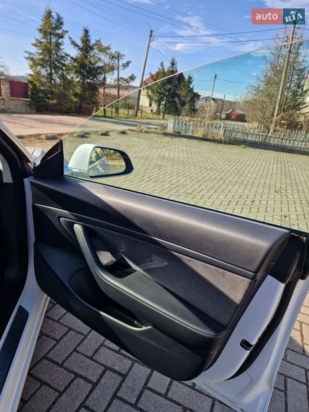 Седан Tesla Model 3 2020 в Долине