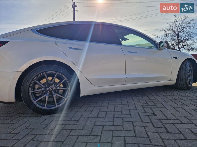Седан Tesla Model 3 2020 в Долине