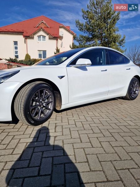 Седан Tesla Model 3 2020 в Долине