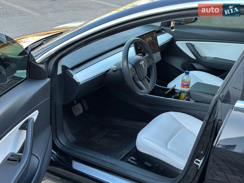 Седан Tesla Model 3 2020 в Ровно
