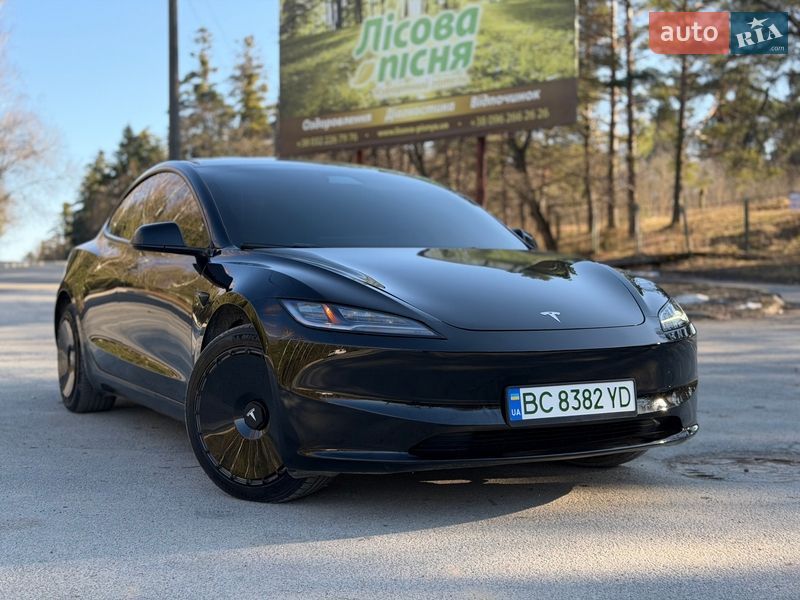 Седан Tesla Model 3 2025 в Трускавці