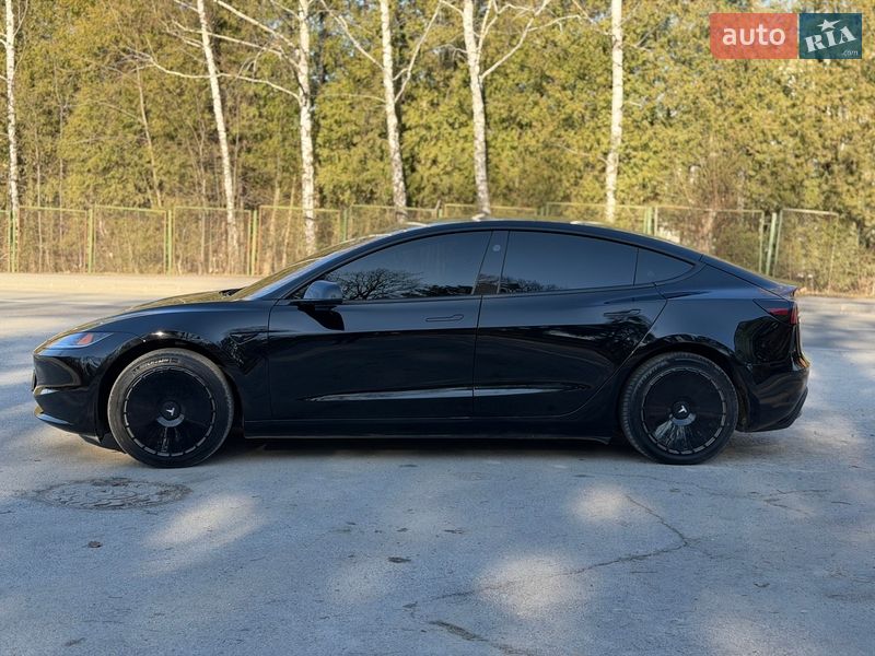 Седан Tesla Model 3 2025 в Трускавці
