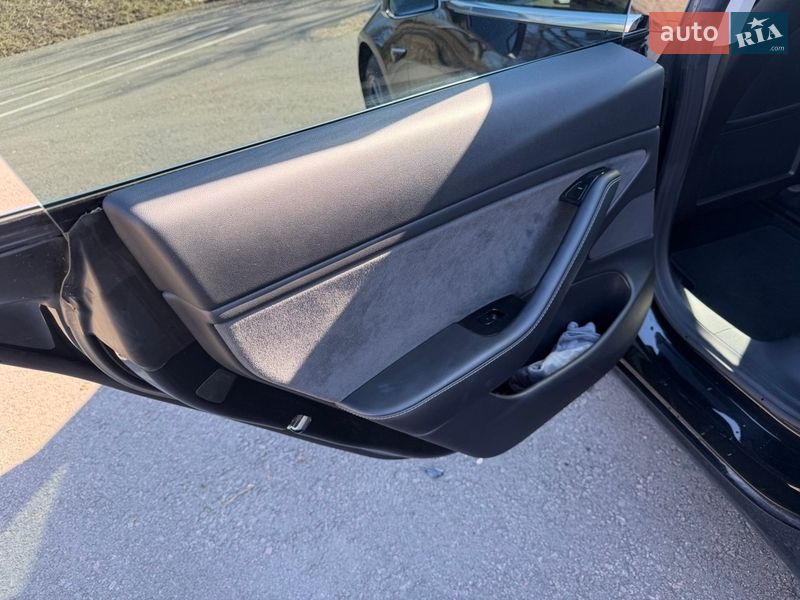 Седан Tesla Model 3 2018 в Ровно