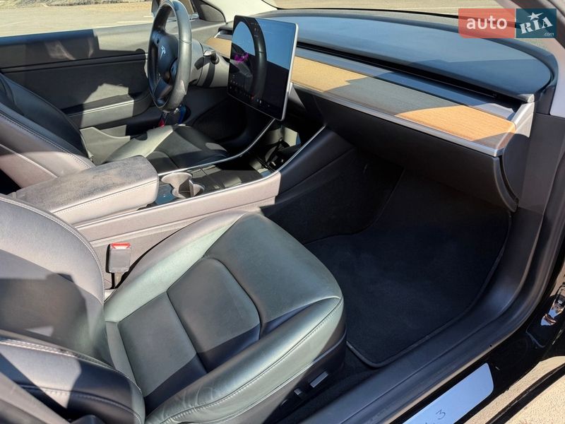 Седан Tesla Model 3 2018 в Ровно