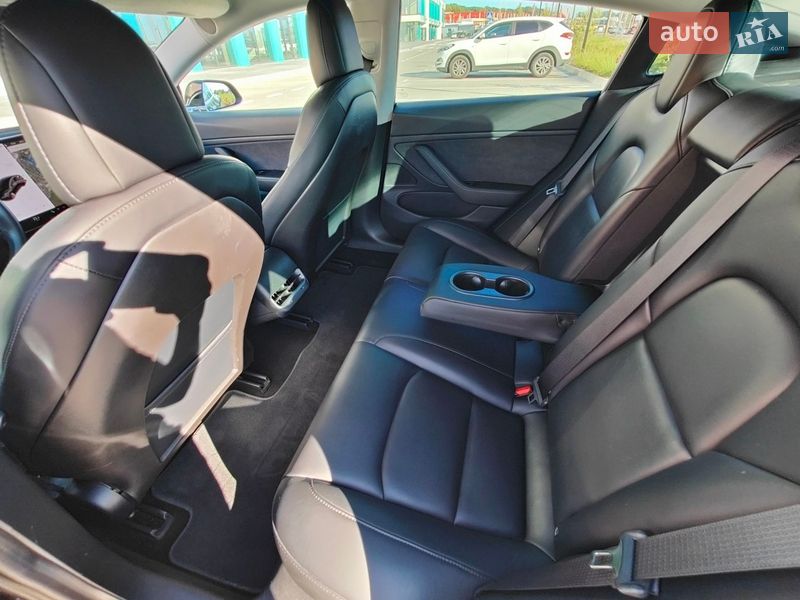 Седан Tesla Model 3 2018 в Львові