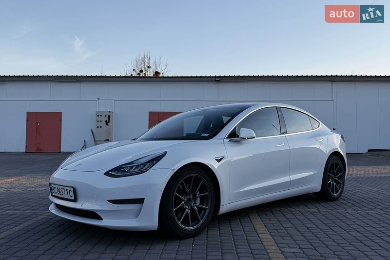 Седан Tesla Model 3 2020 в Львове