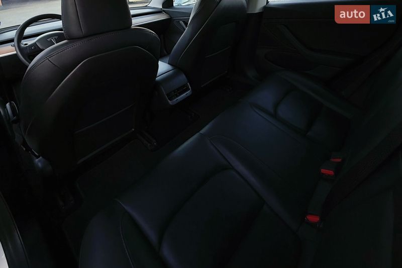 Седан Tesla Model 3 2020 в Львове