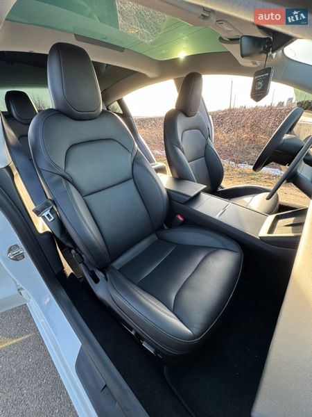 Седан Tesla Model 3 2024 в Снятине