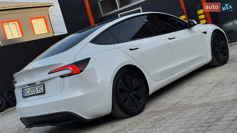 Седан Tesla Model 3 2024 в Самборе