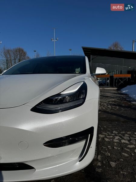 Седан Tesla Model 3 2020 в Коростишеві