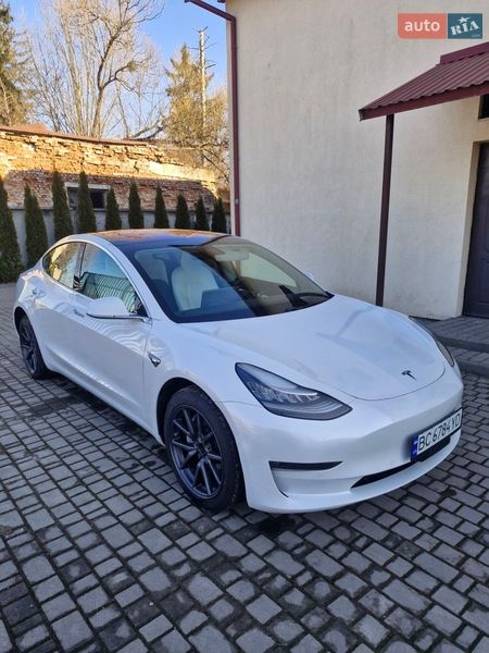 Седан Tesla Model 3 2018 в Львові