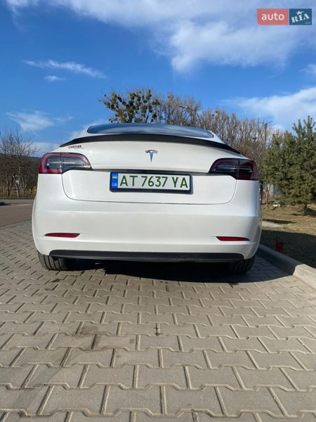 Седан Tesla Model 3 2023 в Калуше