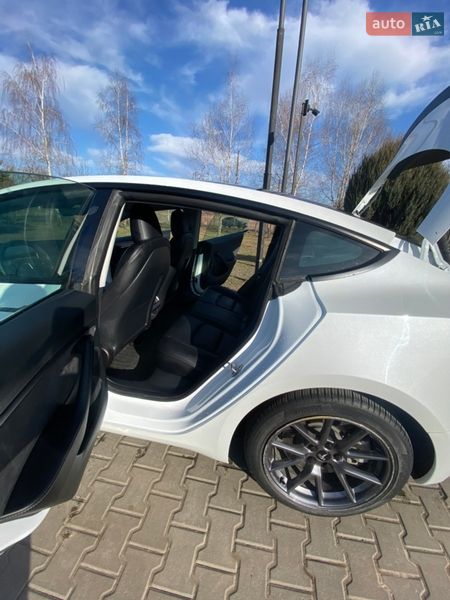 Седан Tesla Model 3 2023 в Калуше