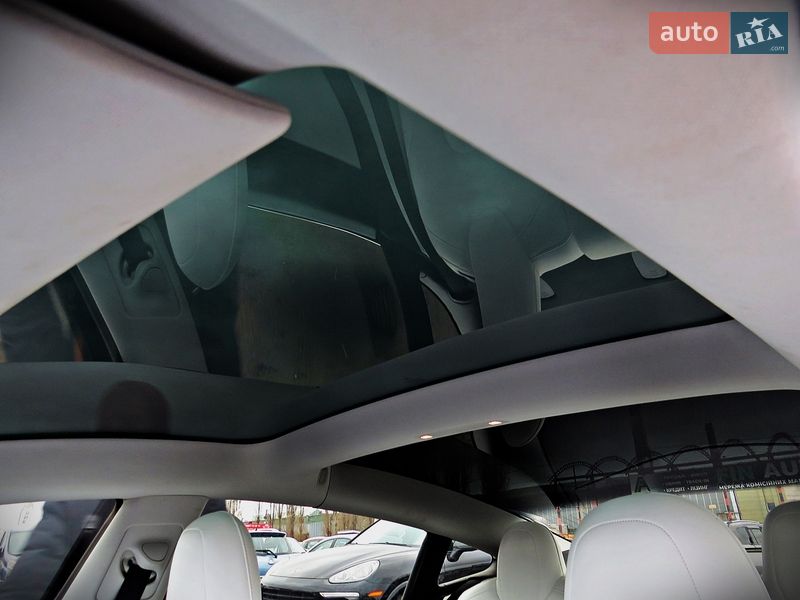 Седан Tesla Model 3 2019 в Черкасах