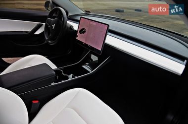 Седан Tesla Model 3 2019 в Черкассах