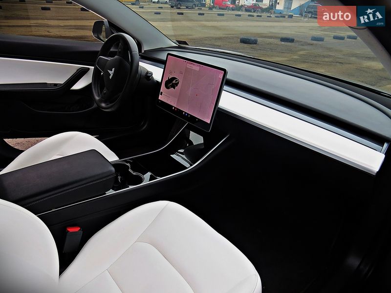 Седан Tesla Model 3 2019 в Черкасах