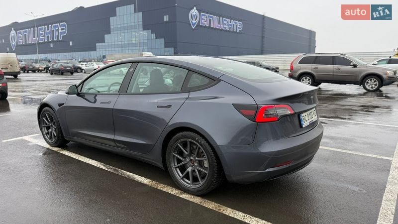 Седан Tesla Model 3 2021 в Львове