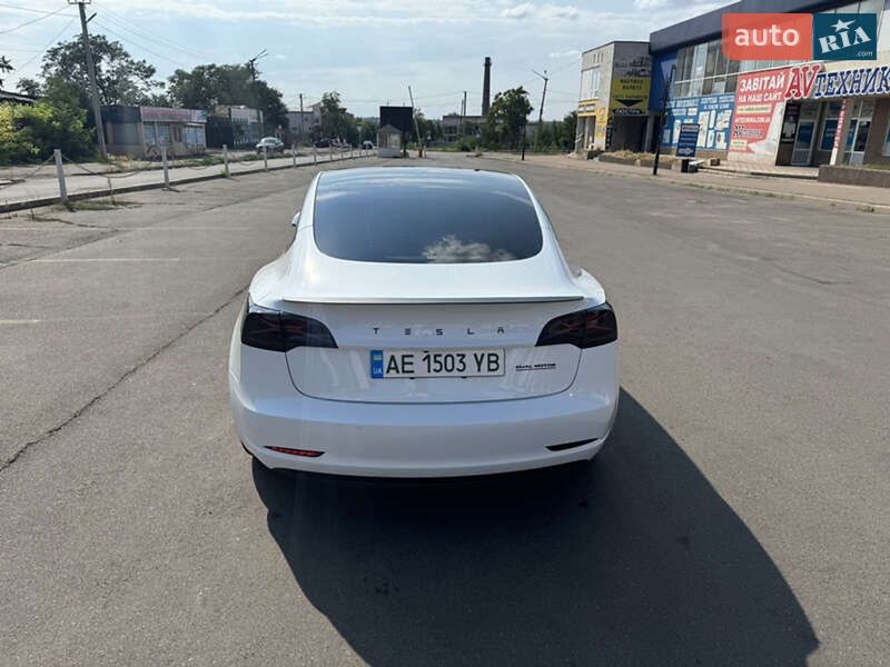 Седан Tesla Model 3 2022 в Чернівцях