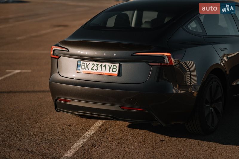 Седан Tesla Model 3 2025 в Ровно
