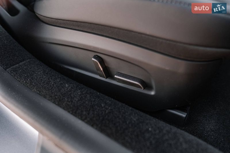 Седан Tesla Model 3 2025 в Ровно