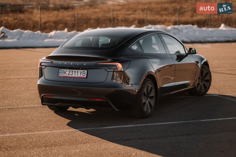 Седан Tesla Model 3 2025 в Ровно