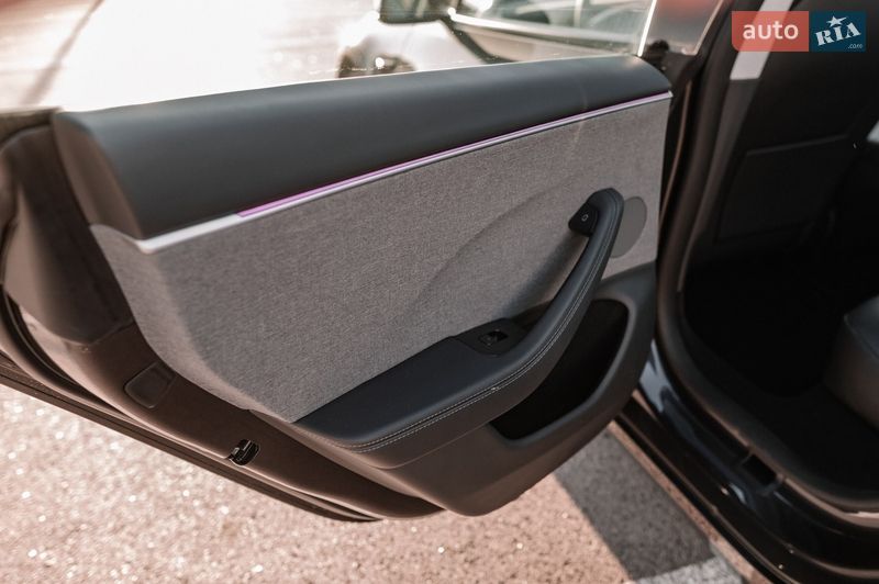 Седан Tesla Model 3 2025 в Ровно